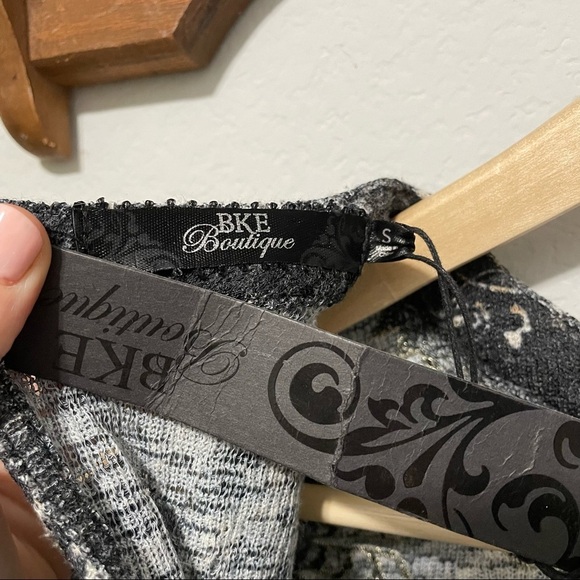 BKE Bohemian Blouse Floral Knit Cold Shoulder Embroidered Boho Women’s Small S - Picture 8 of 14